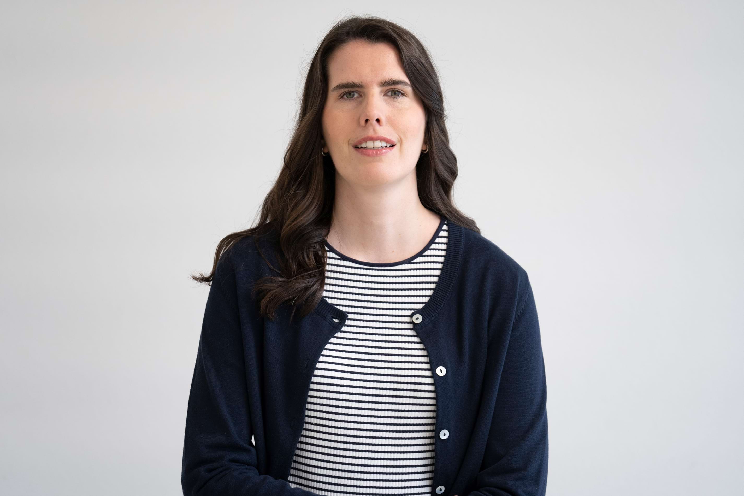 Standbild der jungen Therapeutin Annabelle im MVZ Team Buderer, die in einem Interview von Ihrem Job berichtet.