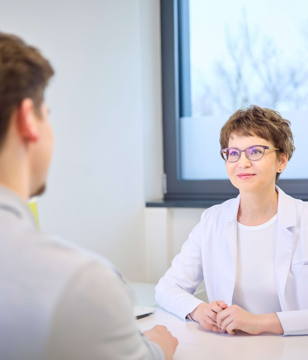 Eine &Auml;rztin ber&auml;t eine Patientin im Praxisb&uuml;ro.