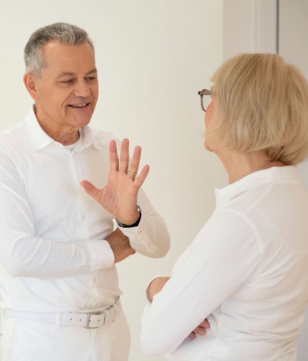 Ein Arzt erkl&auml;rt einer Kollegin etwas.