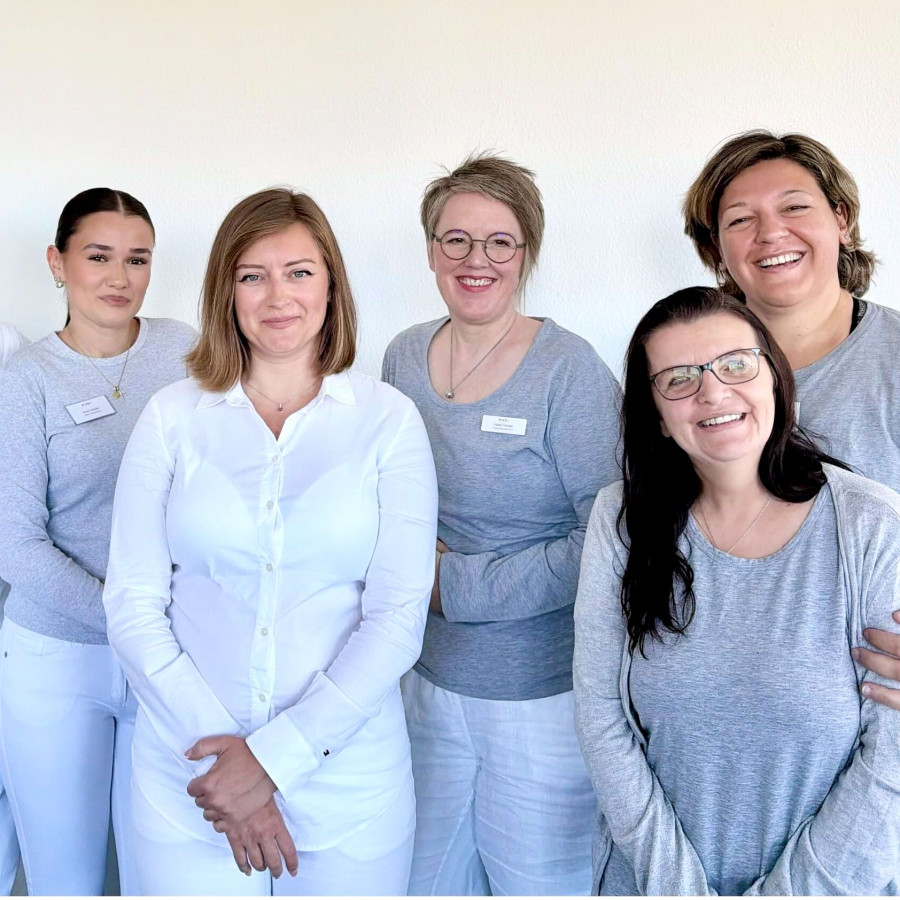 Das gesamte Team des MVZ Team Buderer in der Bietigheim-Bissinger Schillerstra&szlig;e, bestehend aus Behandler:innen und Fachangestellten, steht vor einer wei&szlig;en Wand und l&auml;chelt sympathisch in die Kamera