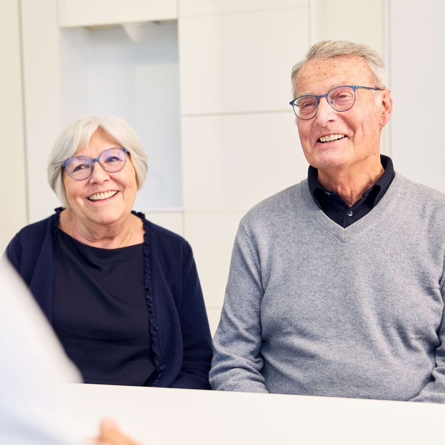 Ein &auml;lteres Paar wird von einem Arzt beraten.