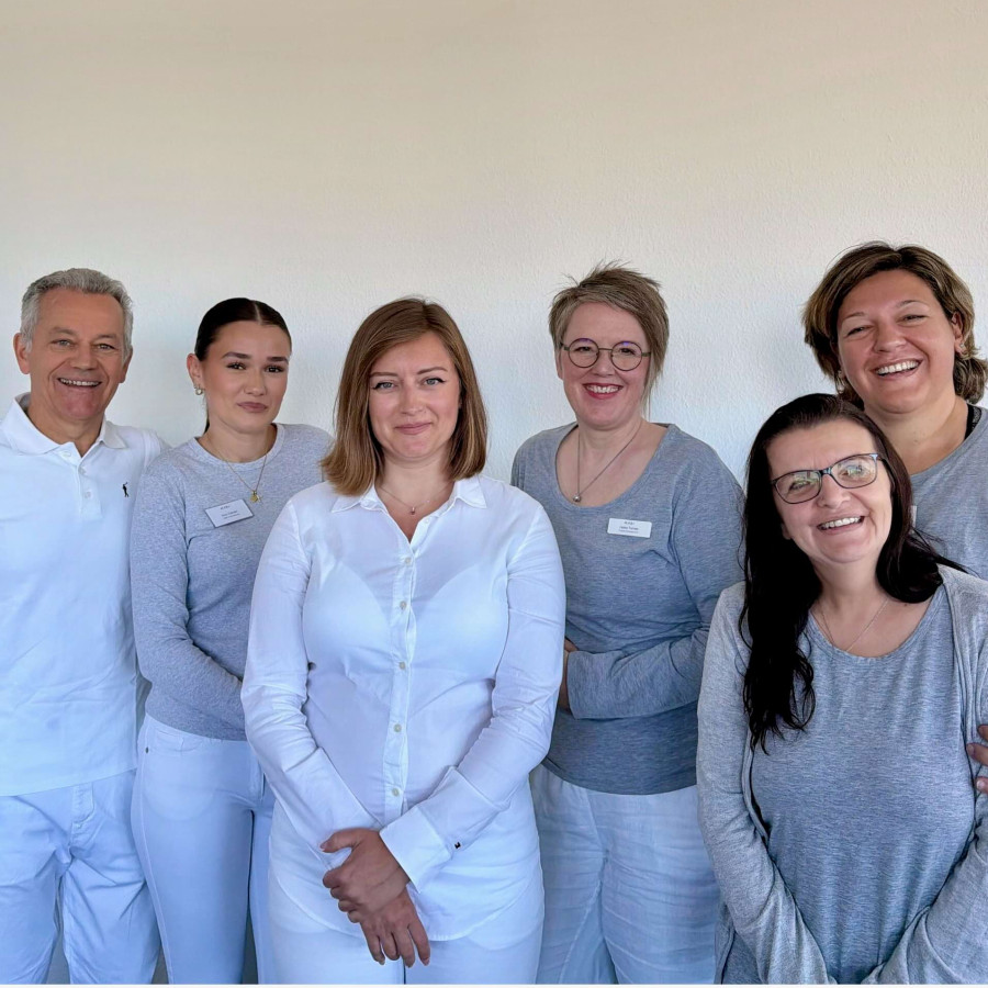 Das gesamte Team des MVZ Team Buderer in der Bietigheim-Bissinger Schillerstra&szlig;e, bestehend aus Behandler:innen und Fachangestellten, steht vor einer wei&szlig;en Wand und l&auml;chelt sympathisch in die Kamera