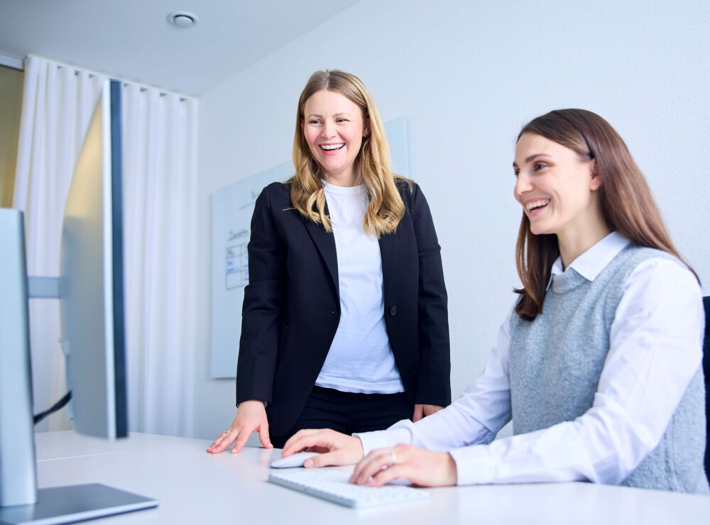 Standbild von zwei Mitarbeiterinnen im Praxismanagement.