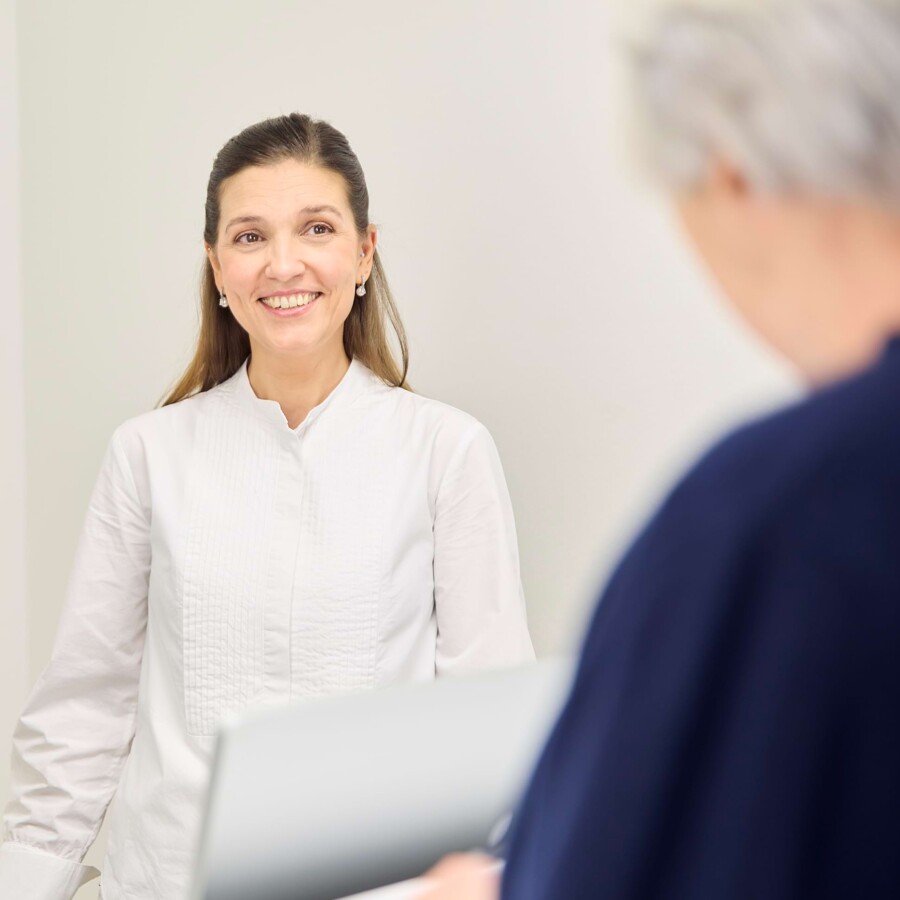 Eine &Auml;rztin im Gespr&auml;ch mit einem Patienten.