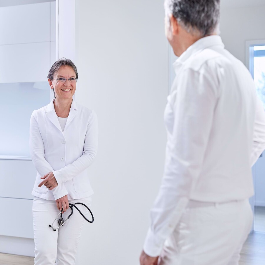 Eine &Auml;rztin und ein Arzt im Gespr&auml;ch.