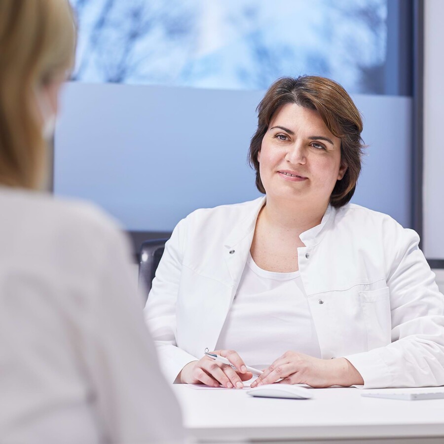 Eine &Auml;rztin ber&auml;t eine Patientin.