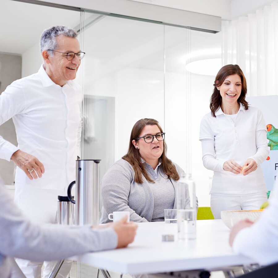 Mitarbeiter und Mitarbeiterinnen in einer Teambesprechung.