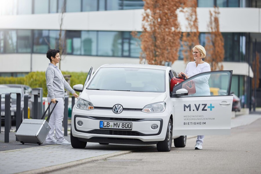 Zwei Mitarbeiterinnen befinden sich auf dem Weg zu einem Hausbesuch und steigen in ein Auto des M.VZ Bietigheim ein.