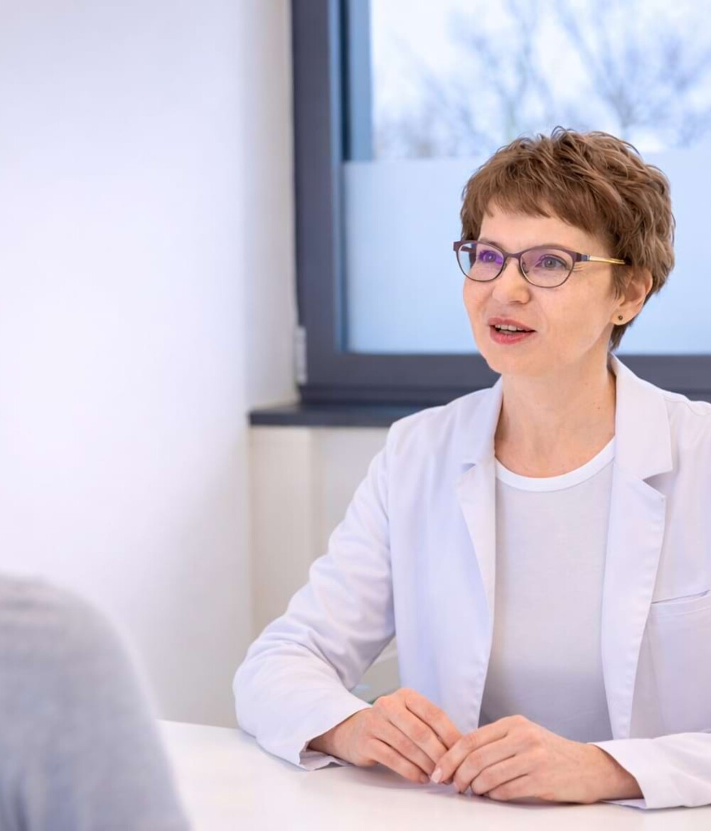 Eine &Auml;rztin ber&auml;t eine Patientin im Praxisb&uuml;ro.