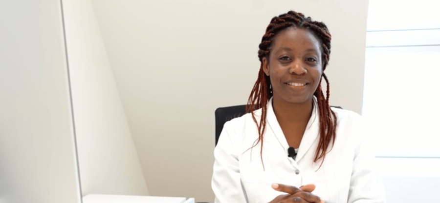 Standbild der jungen &Auml;rztin Nidele im MVZ Team Buderer, die in einem Interview von Ihrem Job berichtet.