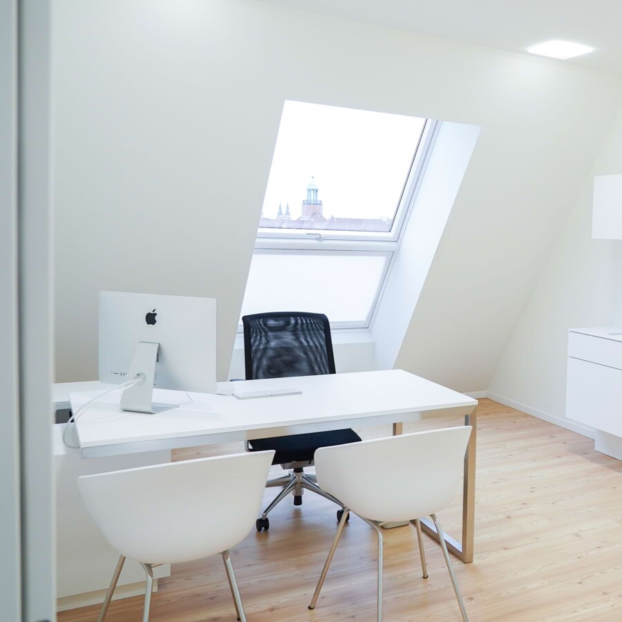 Impressione eines hellen B&uuml;roplatzes.