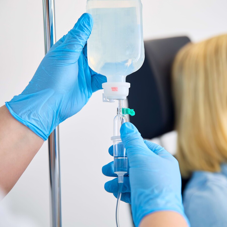 Nahaufnahme wie ein intraven&ouml;ser Zugang vorbereitet wird.