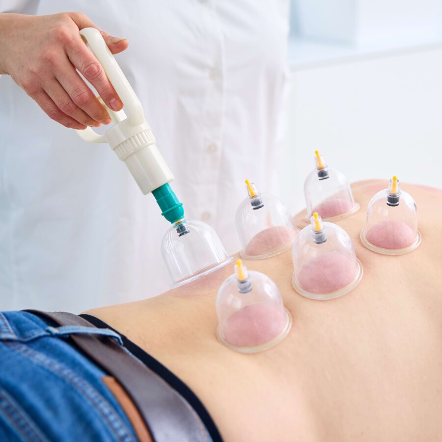 Schmerztherapie an einem Patienten, der auf dem R&uuml;cken liegt.