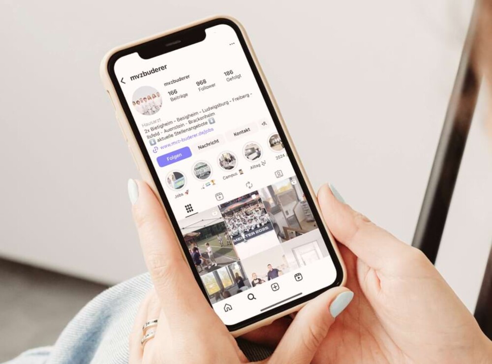 Nahaufnahme eines iPhones mit dem offenen Instagram-Feed des MVZ Team Buderer.