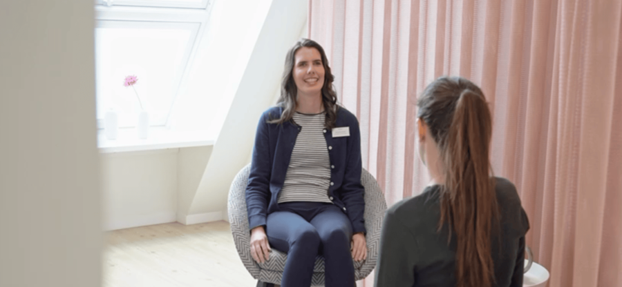 Standbild der jungen Therapeutin Annabelle im MVZ Team Buderer, die in einem Interview von Ihrem Job berichtet.