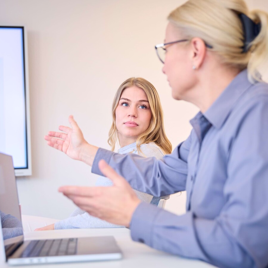 Eine junge &Auml;rztin in Weiterbildung bekommt eine Schulung von einer erfahrenen kollegin des MVZ Team Buderer