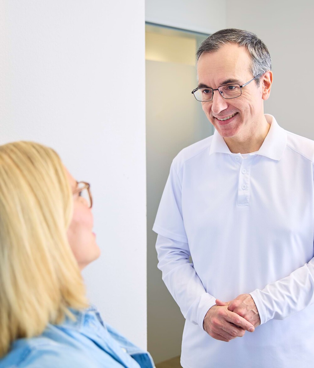 Eine junge Patientin wird vom Behandler zu einer Myers-Infusionstherapie beraten.