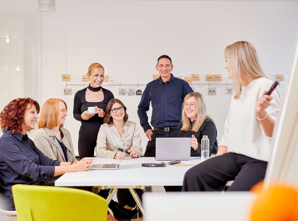 Die Verwaltungsmitarbeitenden w&auml;hrend einer Teambesprechung.