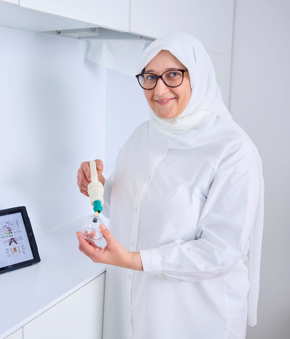 Bild einer Mitarbeiterin des MVZ Team Buderer bei der Vorbereitung der Schr&ouml;pftherapie.