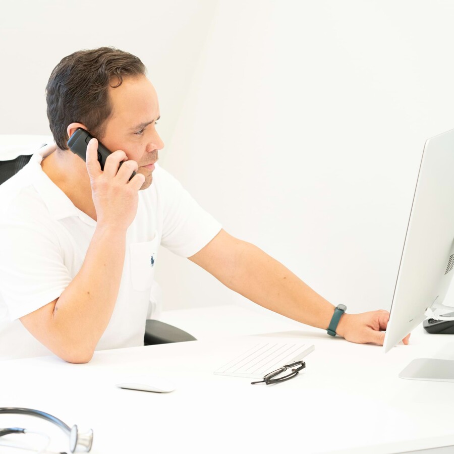 Ein Arzt w&auml;hrend einem Telefonat.