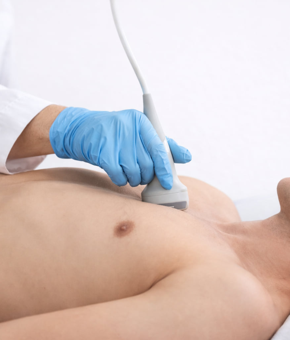 Ein Patient wird mit einem Handscanner an der Brust untersucht.