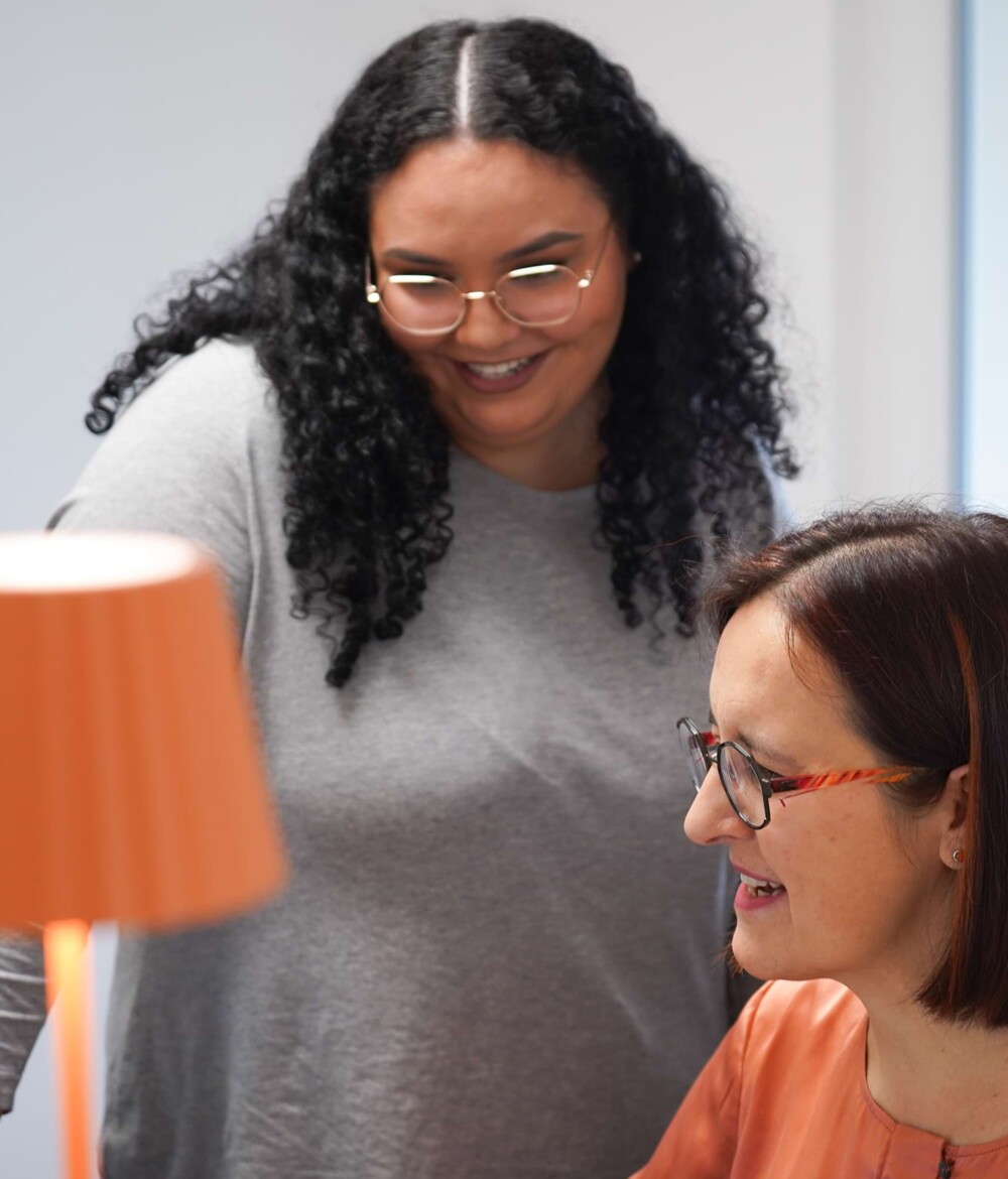 Zwei &Auml;rztinnen im Gespr&auml;ch.