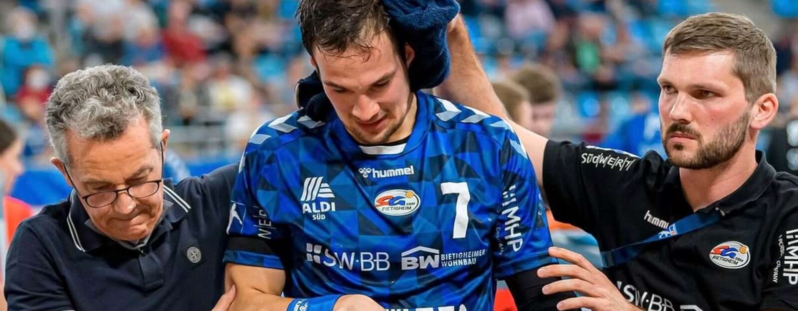 Johannes Buderer verarztet einen Sportler w&auml;hrend eines Spiels