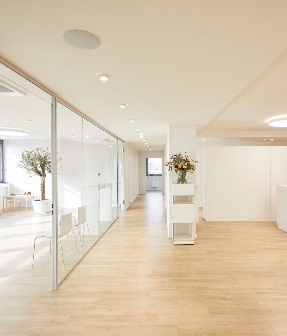 Impression von dem Standort Bietigheim Borsigstra&szlig;e. Ein hell beleuchteter Flur mit wei&szlig;en W&auml;nden und Holzboden.