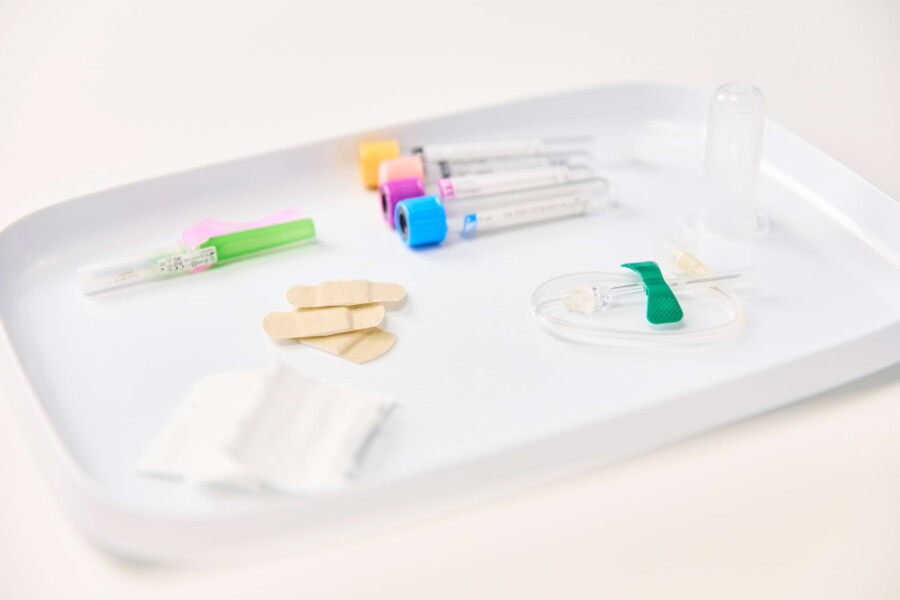 Nahaufnahme eines Tabletts mit unterschiedlichen medizinischen Utensilien.