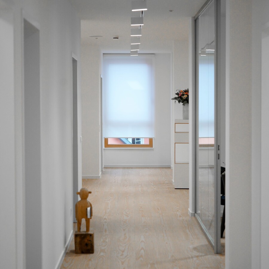 Impressionen aus dem hellen Praxisflur.