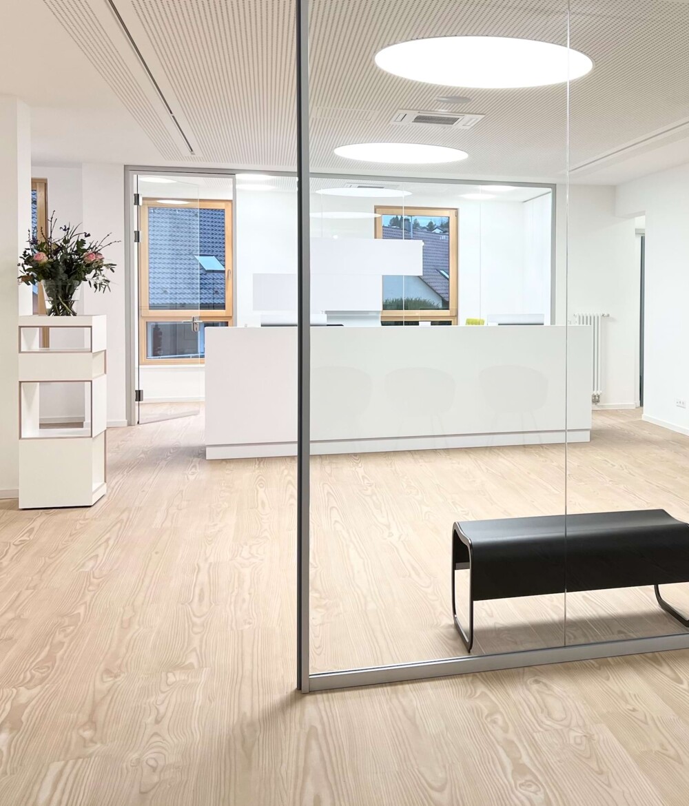 Impressionen von der Rezeption und hellen R&auml;umlichkeiten.