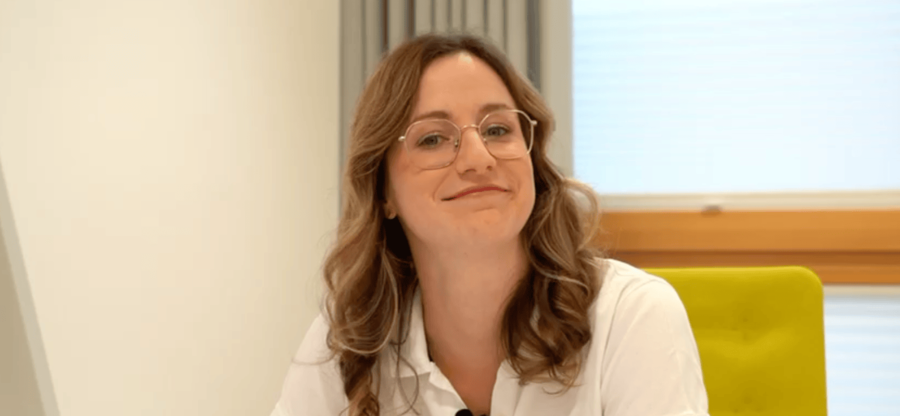 Standbild der jungen &Auml;rztin Caroline im MVZ Team Buderer, die in einem Interview von Ihrem Job berichtet.