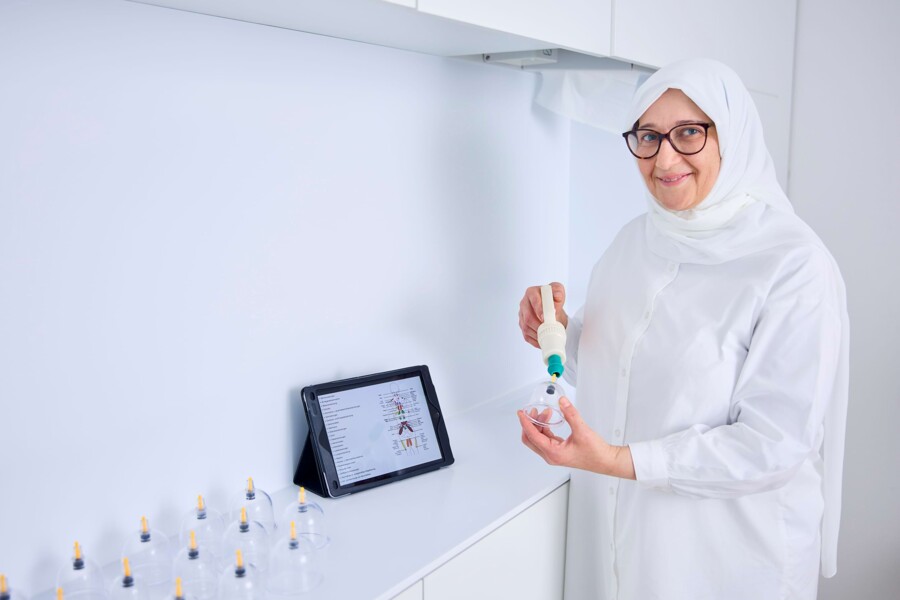 Eine Mitarbeiterin bereitet die Ger&auml;te f&uuml;r eine Schr&ouml;pfungstherapie vor.