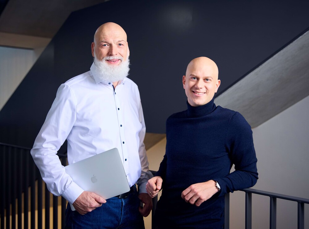 Standbild von zwei Mitarbeitern aus Technik & IT.