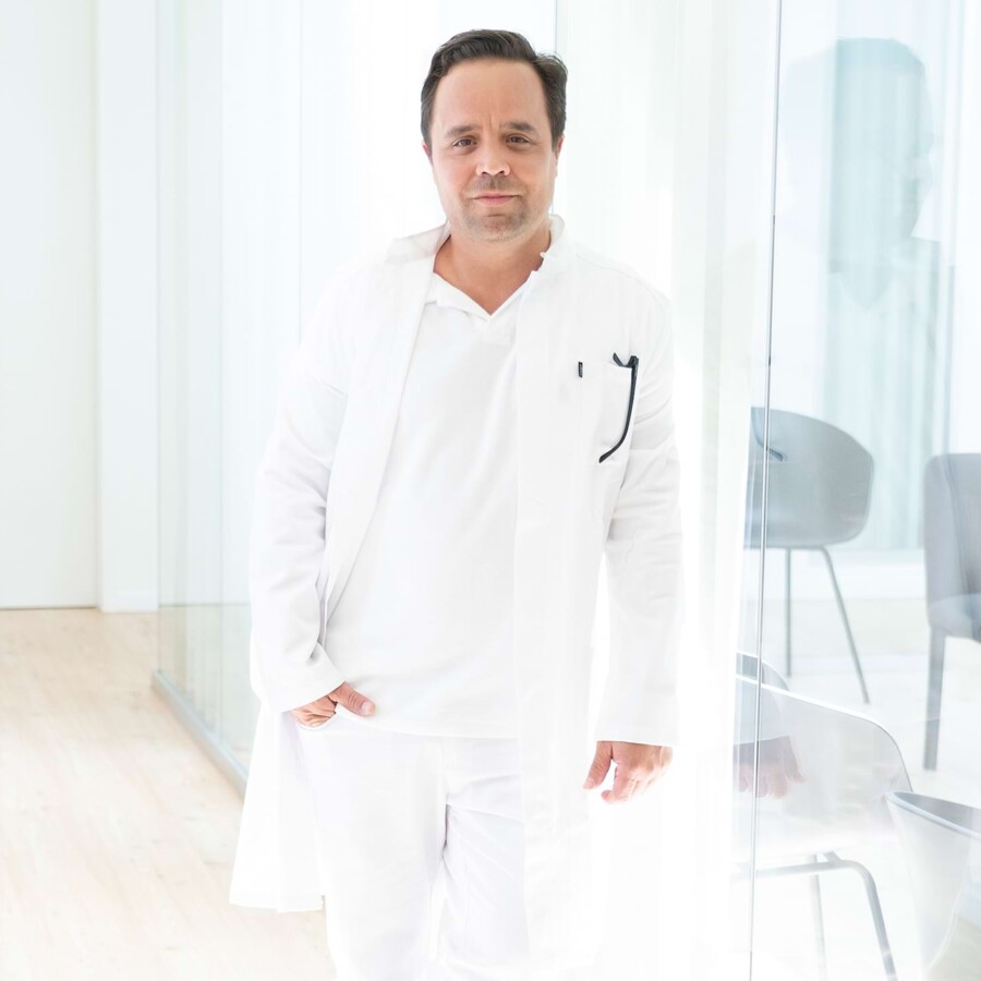 Ein Arzt in den hellen R&auml;umlichkeiten.