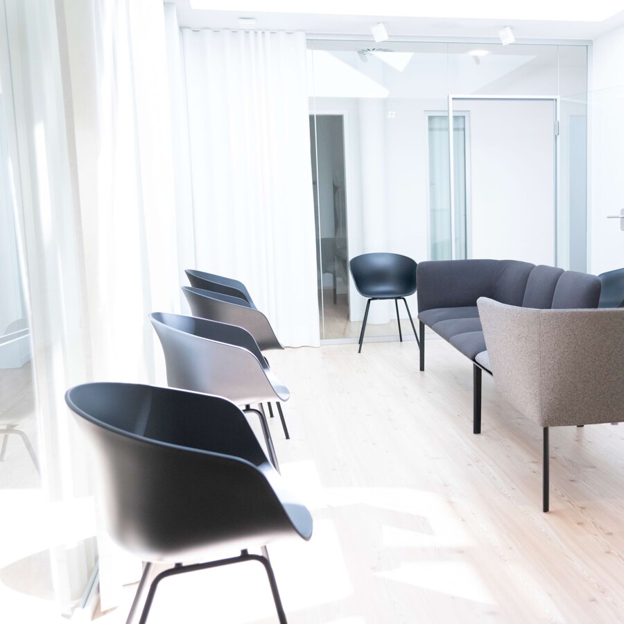 Impressionen aus dem hellen Wartezimmer.