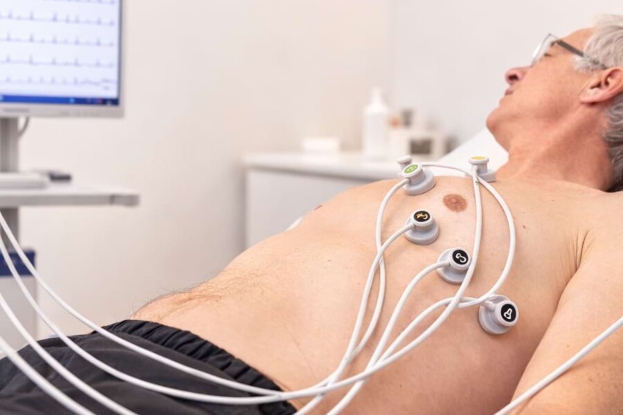 An einem Patienten wird ein Ruhe-EKG vorgenommen.