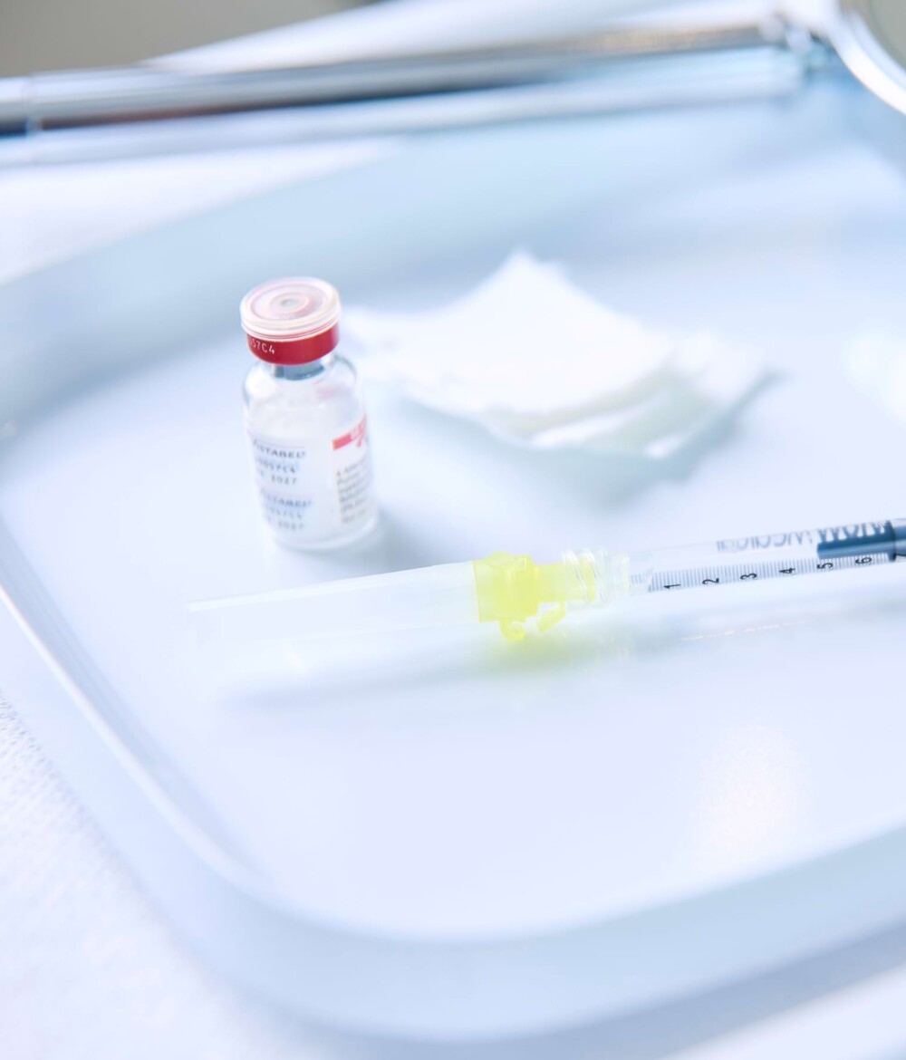 Medizinisches Tablett mit Utensilien zur &auml;sthetischen Behandlung. Es sind eine Spritze, Tupfer und Ampulle mit Botulinumtoxin zu sehen